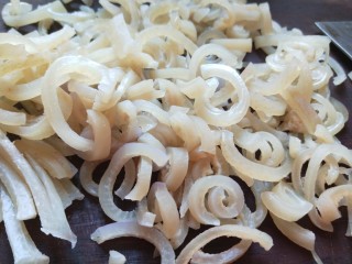 6、水晶五香猪皮冻,切成小条形。