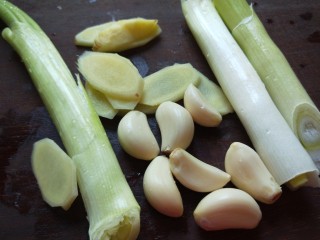 7、水晶五香猪皮冻,葱姜蒜准备好。