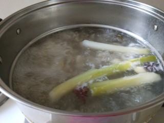 8、水晶五香猪皮冻,倒入蒸锅中煮，倒入半锅清水，开锅转小火慢慢熬制两至三个小时。汤汁浓稠就可以。