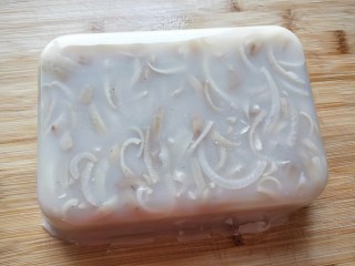 11、水晶五香猪皮冻,倒不出来，我直接用手拿出来的，很是劲道。