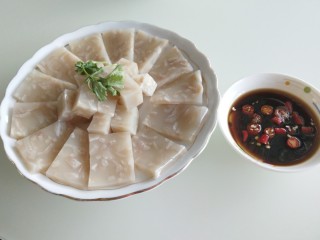 14、水晶五香猪皮冻,把切好的猪皮冻摆盘中，上桌了。