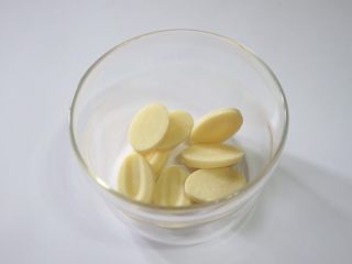 1、抹茶白巧曲奇,容器中放入白巧