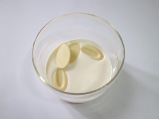 2、抹茶白巧曲奇,倒入淡奶油