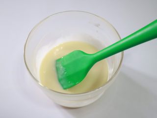 3、抹茶白巧曲奇,用微波炉加热，搅拌至白巧溶解，放一旁冷却备用。如果是冬季，可以维持20度左右，更有利于黄油的打发
