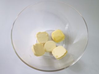 4、抹茶白巧曲奇,黄油切块软化