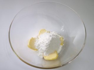 5、抹茶白巧曲奇,加入糖粉