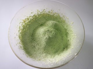 11、抹茶白巧曲奇,过筛可以使面粉中的结块消失