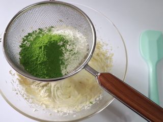 10、抹茶白巧曲奇,过筛加入抹茶粉与低筋面粉