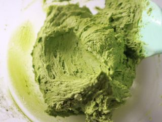 13、抹茶白巧曲奇,再改为轻轻压拌，使油粉拌合，但又不能过度压拌，面糊要保持一定的酥松度