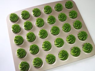 15、抹茶白巧曲奇,挤入烤盘