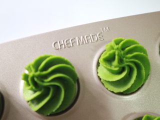 16、抹茶白巧曲奇,入烤箱150度38分钟左右。中途可以加盖锡纸以防上色过深