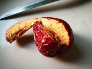 7、休闲零食DIY～秘制枣夹核桃脆,狗头枣切下一小块 