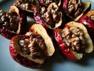 9、休闲零食DIY～秘制枣夹核桃脆,将核桃塞进狗头枣中间