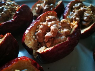 11、休闲零食DIY～秘制枣夹核桃脆,撒上白芝麻