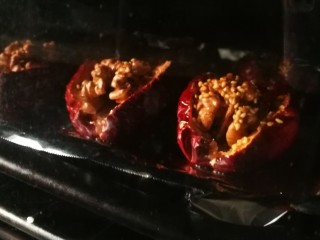 12、休闲零食DIY～秘制枣夹核桃脆,放入烤箱烤制十分钟 