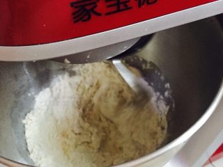 1、卷卷汉堡,除黄油以外的所有材料放入揉面桶中，糖盐对角放！酵母挖个小洞用面粉盖起来