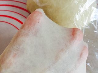 3、卷卷汉堡,继续三档揉七八分钟左右 观察一下状态 可以拉出这种光滑不易破的薄膜就可以啦