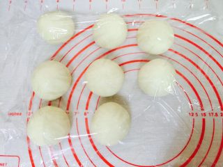 5、卷卷汉堡,分成大小均匀的8个小面团、滚圆以后盖上保鲜膜再醒10分钟