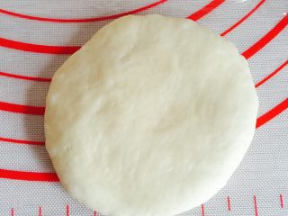 6、卷卷汉堡,拿一个醒好的面团，拍扁