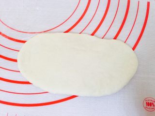 7、卷卷汉堡,擀成一个椭圆形！拍掉边上的气泡！光滑的一面朝下