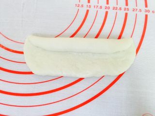 8、卷卷汉堡,将三分之一处往下对折，按压一下