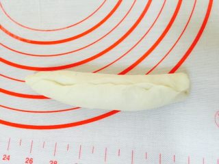 9、卷卷汉堡,再次对折    捏紧好收口