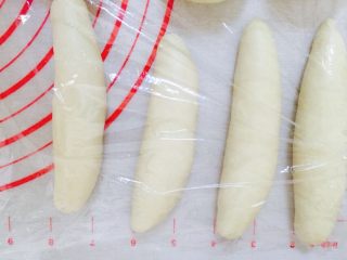 10、卷卷汉堡,盖上保鲜膜再次醒10分钟