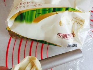 12、卷卷汉堡,用纸粘一点自制的脱模糕，擦在模具上（没有脱模糕也可以擦点黄油）