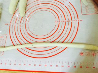 13、卷卷汉堡,将醒好的面团分别搓成一个长条，慢慢的搓！！