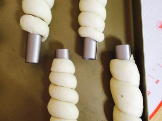 14、卷卷汉堡,绕到丹麦管上就可以了 上下两头按一下 