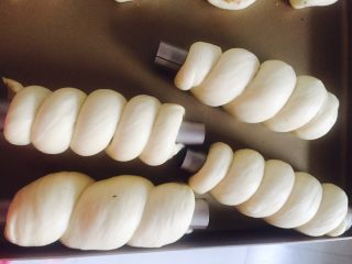 15、卷卷汉堡,放入烤箱进行发酵！发酵至一点五倍到两倍大就可以了  发酵好以后拿出刷上蛋液