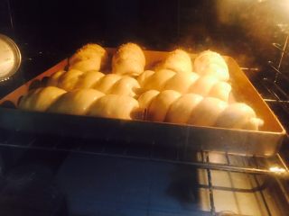 16、卷卷汉堡,预热烤箱180度   ，放进预热好的烤箱中180度  烤18分钟左右  表面金黄，就差不多了