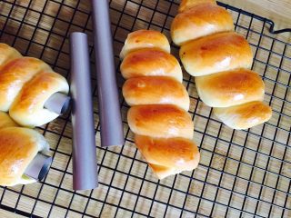 17、卷卷汉堡,出炉放凉一点就可以去掉丹麦管了