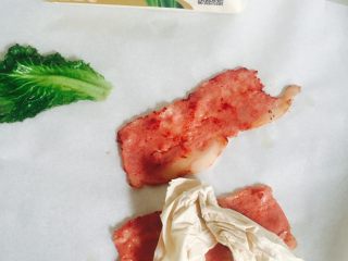 19、卷卷汉堡,用纸吸出多余的油脂