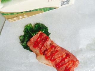 20、卷卷汉堡,挤上一点番茄酱或者沙拉酱  和生菜一起卷起来，塞进面包里就可以了（家里今天买的生菜太小了）