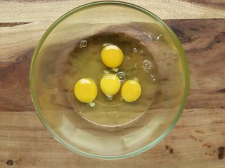 1、厨房老湿，快速做草莓法式吐司,放入4个鸡蛋