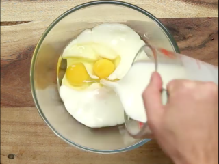 2、厨房老湿，快速做草莓法式吐司,稀奶油250ml