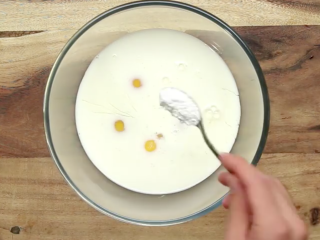 3、厨房老湿，快速做草莓法式吐司,糖一勺