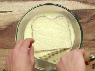 6、厨房老湿，快速做草莓法式吐司,放入面包片，浸泡一会儿