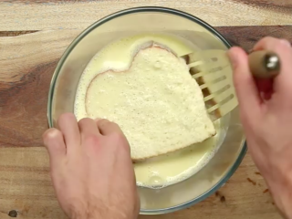 7、厨房老湿，快速做草莓法式吐司,翻面浸泡一会儿，一会儿时间自己把握，别告诉我，你把面包片泡稀巴烂了！