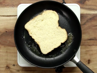 8、厨房老湿，快速做草莓法式吐司,把面包片放入国内煎至焦黄