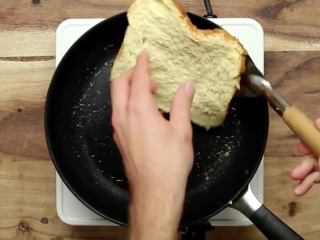 9、厨房老湿，快速做草莓法式吐司,翻面在煎至焦黄，好累，为了给你们演示！