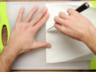 11、厨房老湿，快速做草莓法式吐司,找个白纸，你要是喜欢别的颜色纸也行。