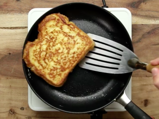 10、厨房老湿，快速做草莓法式吐司,好了，捞起来准备装饰