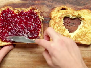 14、厨房老湿，快速做草莓法式吐司,铺上草莓酱