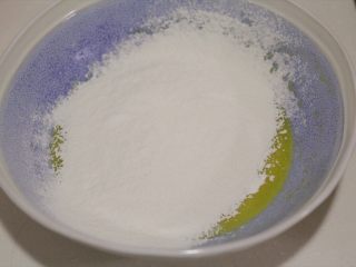 4、肉松小贝,低筋面粉过筛入盆中，过筛可以筛去面粉中结块部分，使得面糊更加细腻。