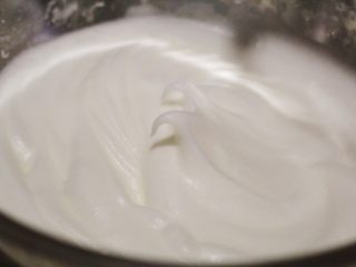 6、肉松小贝,下面开始打发蛋白，同时提前180度预热烤箱。蛋清中滴入几滴柠檬汁或者白醋，加入10克糖，用打蛋器最高速打发蛋清。出现粗泡且蛋清体积明显变大后，加入10克糖，转为低速打发蛋清，直到蛋清变得细腻有光泽，打蛋头提起后呈小弯钩状。