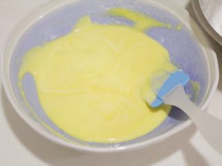 8、肉松小贝,用硅胶铲稍加混合。