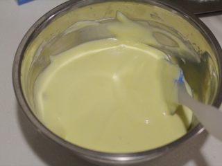 9、肉松小贝,将所有的蛋黄面糊倒入到打发蛋清中，拌匀，千万不要画圈搅拌，容易消泡。正确的搅拌手法可以百度，网上有许多示范视频。