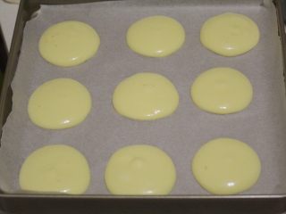 11、肉松小贝,烤盘上铺上油纸，挤上面糊，如果有大气泡可以用牙签戳破。